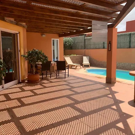 Paola Corralejo Villa *