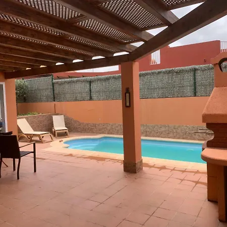 Paola Corralejo Villa *